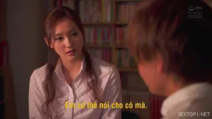 Con điếm đó vừa tắm vừa dùng tay sờ vào âm hộ của mình để anh trai cô ta nhìn thấy. Nhìn cái mông đó kìa, nó thực sự cần được địt đấy