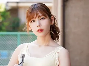 Một cô gái xinh đẹp có đôi chân dài đang quan hệ tình dục. Cô ấy mặc bộ đồ đen gợi cảm và nhảy múa, thổi kèn, chạm vào âm hộ, cưỡi ngựa, giơ chân và quan hệ mạnh bạo...